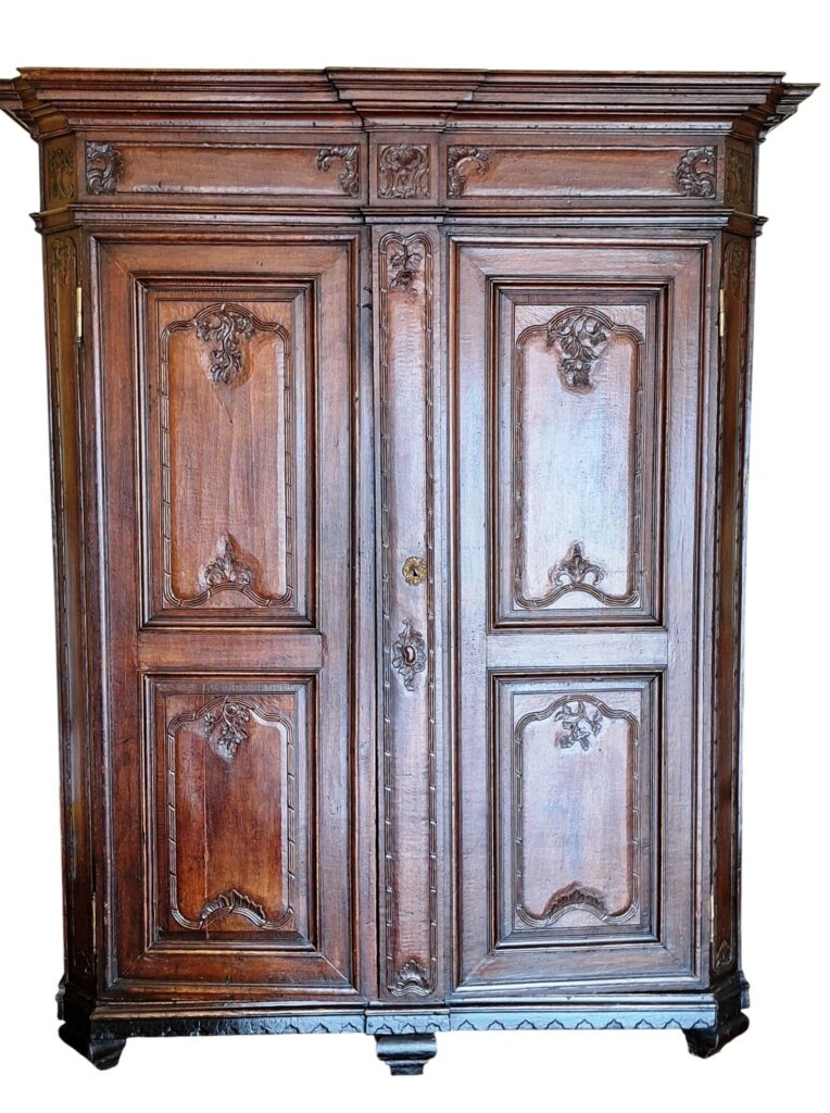 Armoire liégeoise à deux ouvrants sculptés