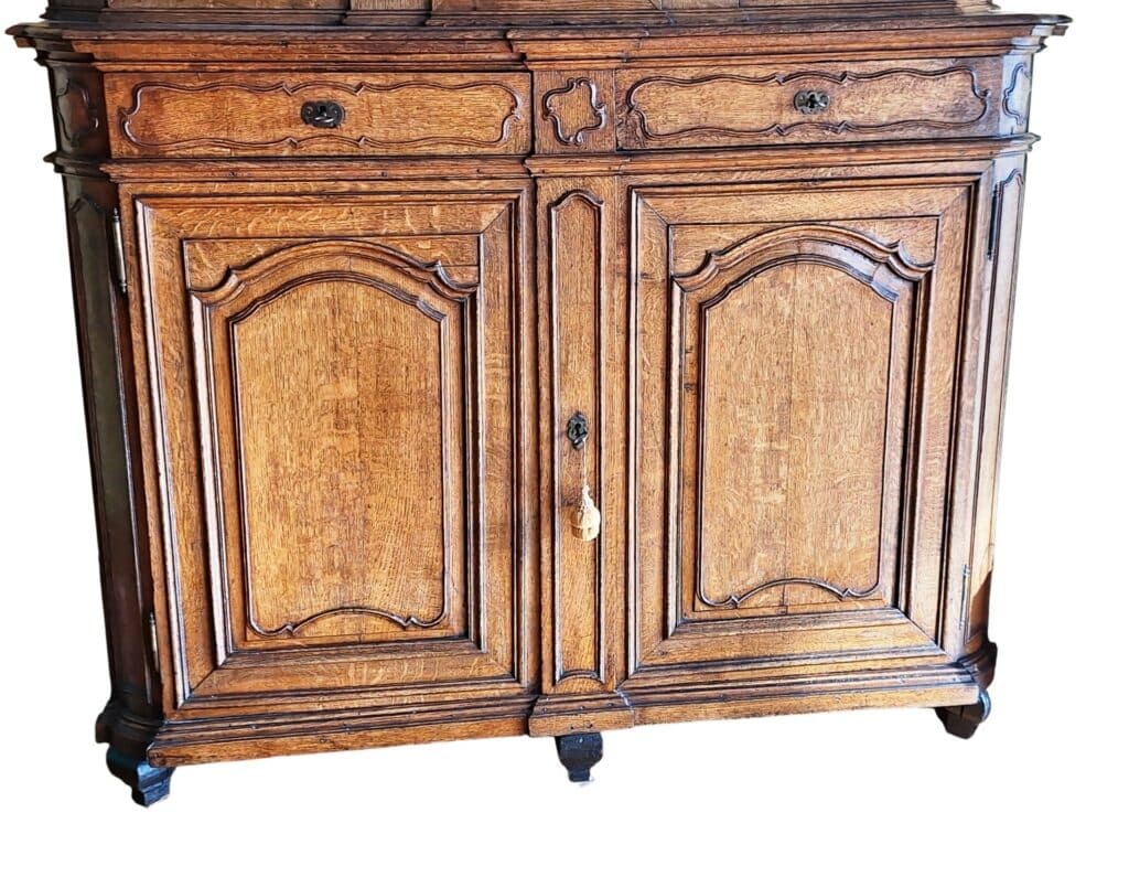 Bahut liégeois en chêne sculpté