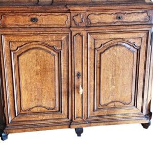 Bahut liégeois en chêne sculpté