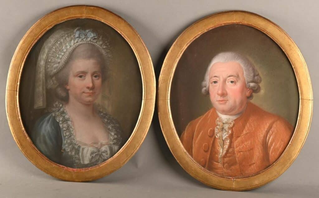 Paire de portraits ovales au fusain