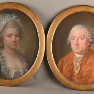 Paire de portraits ovales au fusain