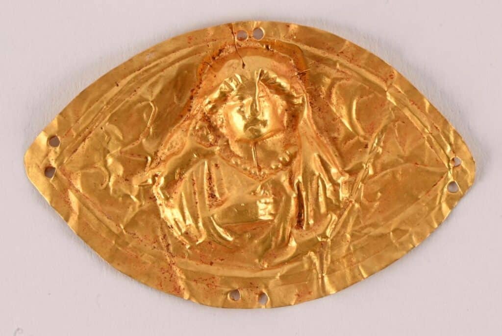 Jolie plaque au repoussé en or