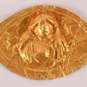 Jolie plaque au repoussé en or