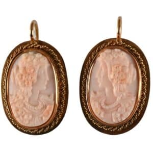 Paire de boucles d'oreilles camées en or