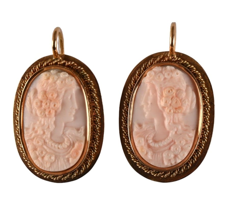 Paire de boucles d'oreilles camées en or