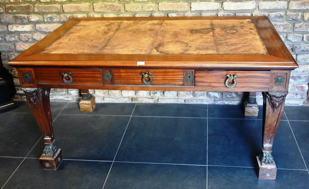 Bureau plat double face de style empire en acajou