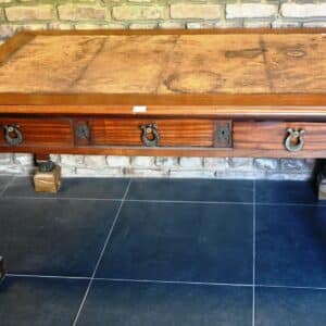 Bureau plat double face de style empire en acajou